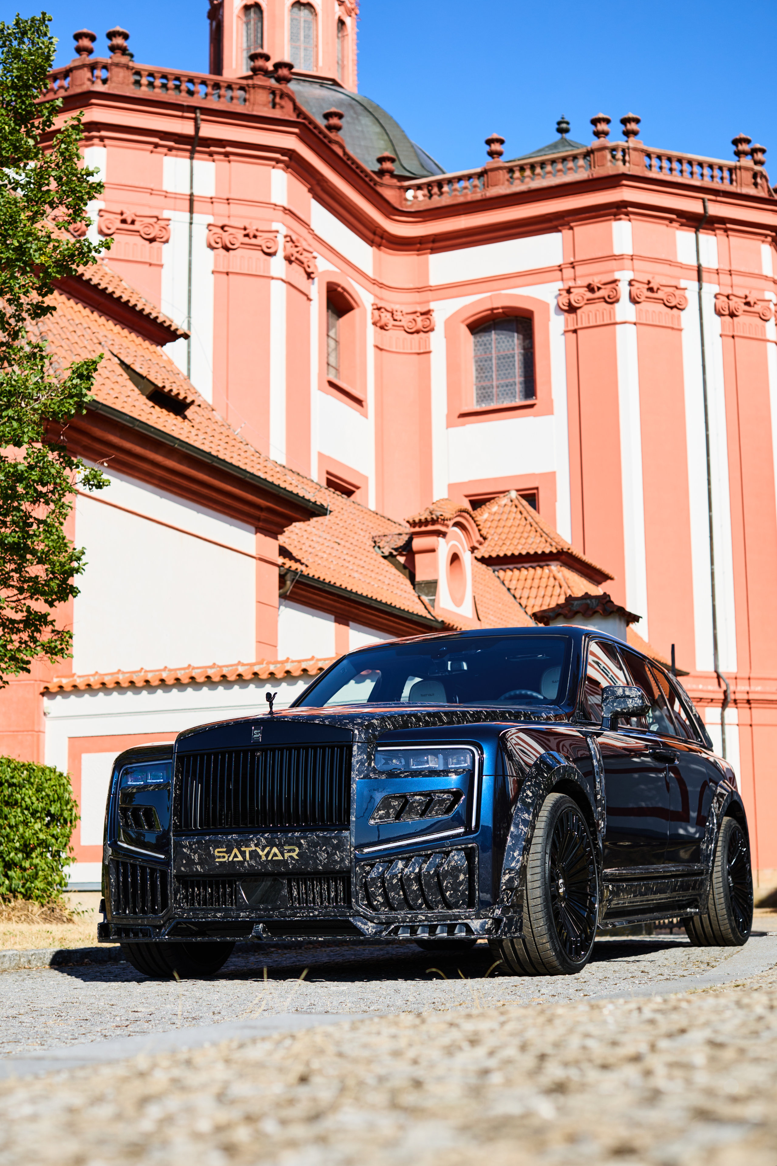 Front view in front of the palace