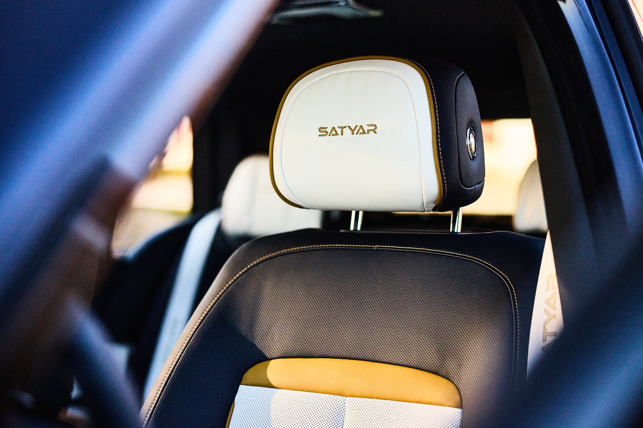 Front seat with the SATYAR headrest